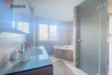 4 Bedrooms Flat, Apartment with garden