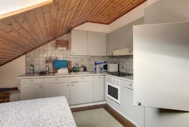 1 Bedrooms Flat, Top floor flat