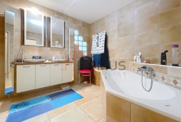 À vendre – Spacieux appartement de 5 pièces avec jardin privatif