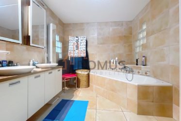 À vendre – Spacieux appartement de 5 pièces avec jardin privatif