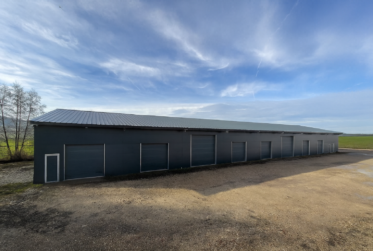 Dépôt / Atelier à louer – accès aisé, grande hauteur et mezzanine