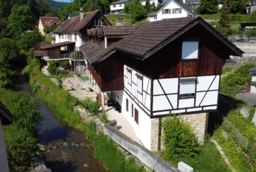 Proche de Bâle immeuble de rendement entièrement rénové de 6 appartements 7 places de parking pas de vacants.