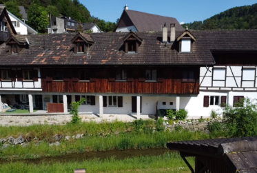 Proche de Bâle immeuble de rendement entièrement rénové de 6 appartements 7 places de parking pas de vacants.