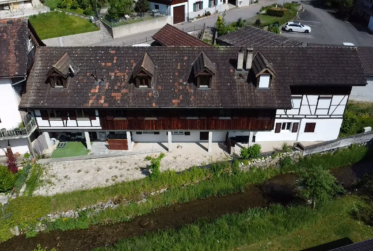 Proche de Bâle immeuble de rendement entièrement rénové de 6 appartements 7 places de parking pas de vacants.