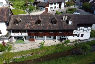 Proche de Bâle immeuble de rendement entièrement rénové de 6 appartements 7 places de parking pas de vacants.