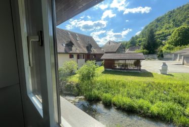 Proche de Bâle immeuble de rendement entièrement rénové de 6 appartements 7 places de parking pas de vacants.