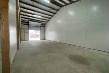 Dépôt / Atelier à louer – accès aisé, grande hauteur et mezzanine