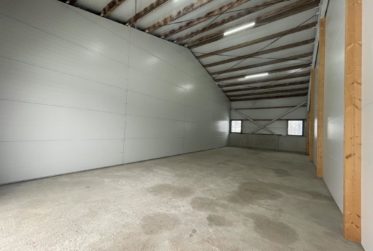 Dépôt / Atelier à louer – accès aisé, grande hauteur et mezzanine