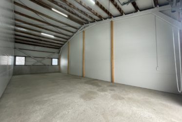 Dépôt / Atelier à louer – accès aisé, grande hauteur et mezzanine