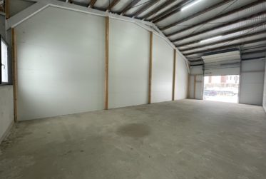 Dépôt / Atelier à louer – accès aisé, grande hauteur et mezzanine